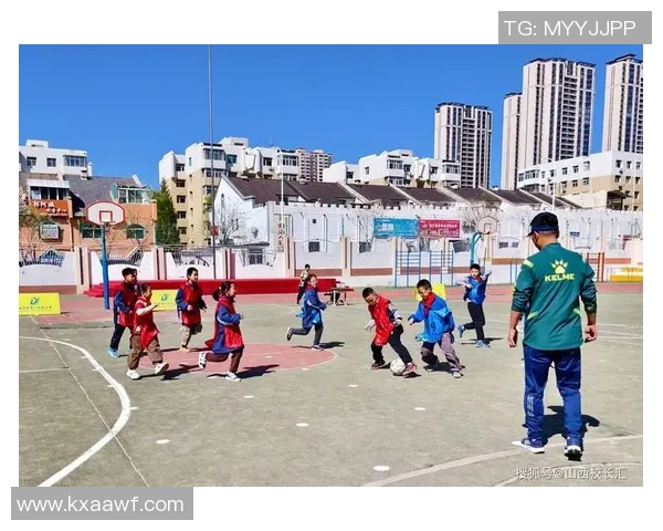 足球巨星在绿茵之外体验划船运动展现力量与优雅的别样风采 足球巨星在绿茵之外体验划船运动展现力量与优雅的别样风采