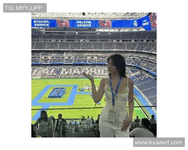 足球明星女友惊艳亮相 性感身材曲线引发热议