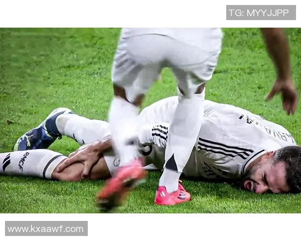 足球球星比赛突发脚踝扭伤痛苦倒地瞬间引发球迷关注