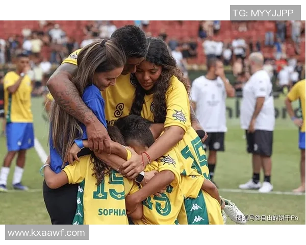 足球球星携女友度假悠闲时光 两人甜蜜游玩共享浪漫假期