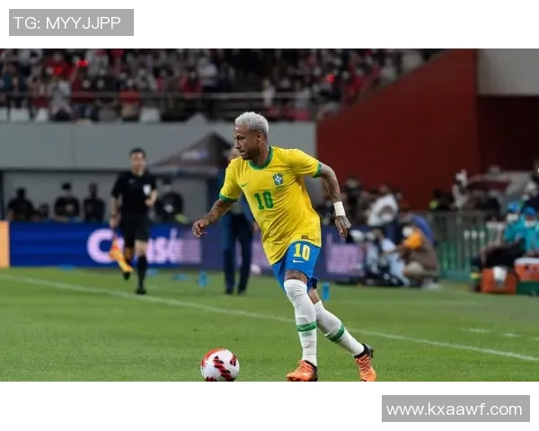 身披璀璨战袍的足球巨星展现绿茵场上王者风采